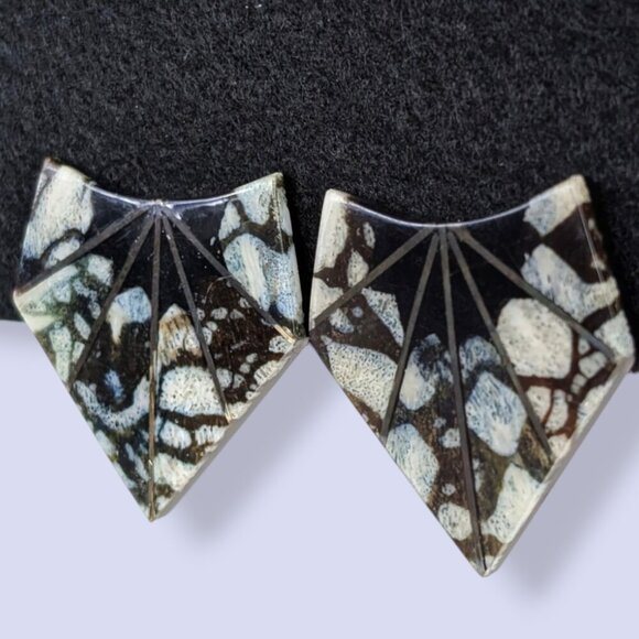 (2/$20) Vintage B&W Metallic Pointed Earrings - Picture 3 of 6